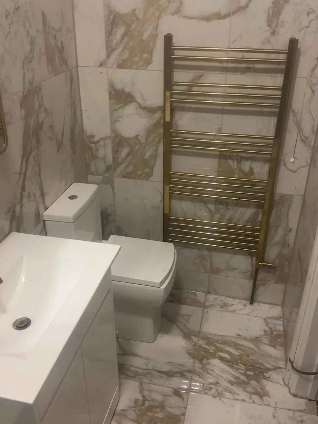 Marble-effect floor and wall tiles in a bathroom